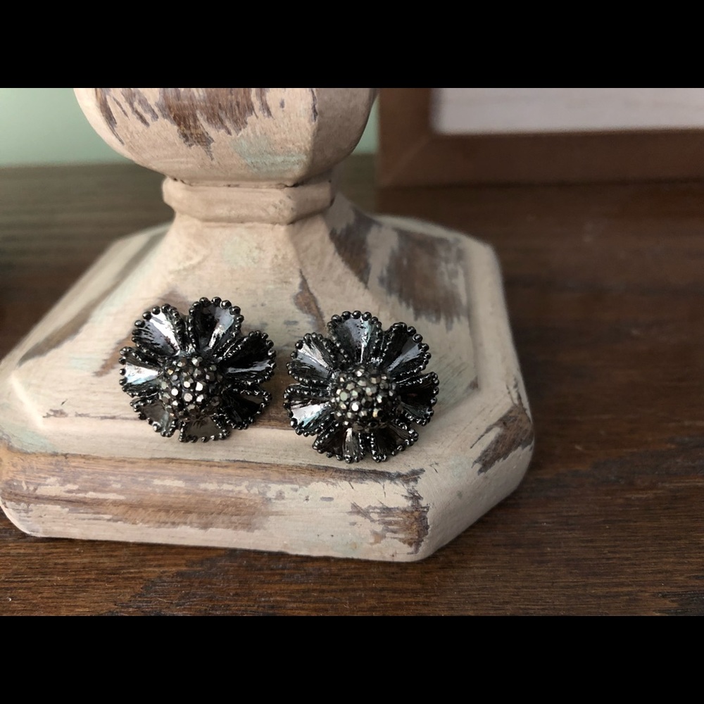 Flower stud earrings from Buckle.
